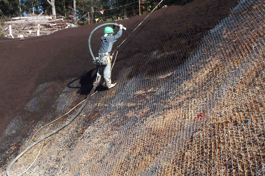 植生基材吹付工